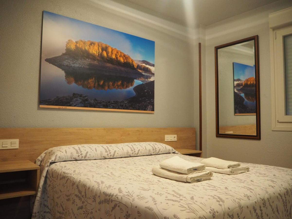 Hostal Acella Памплона Экстерьер фото A room at the hotel