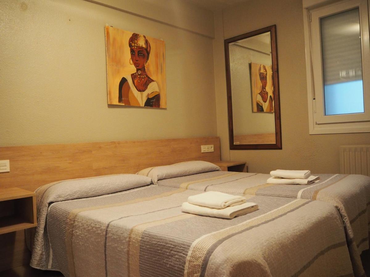 Hostal Acella Памплона Экстерьер фото A room at the hotel