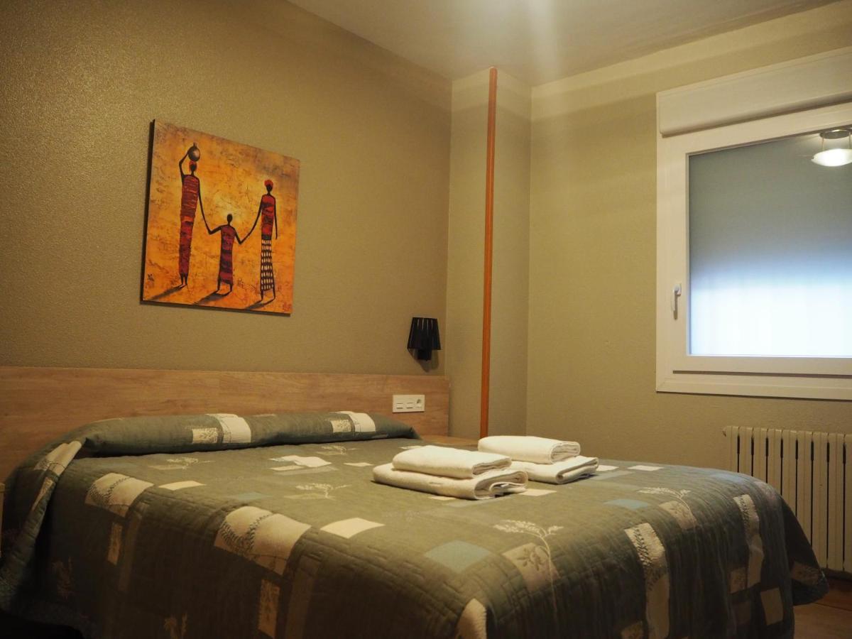Hostal Acella Памплона Экстерьер фото A bedroom in a hotel