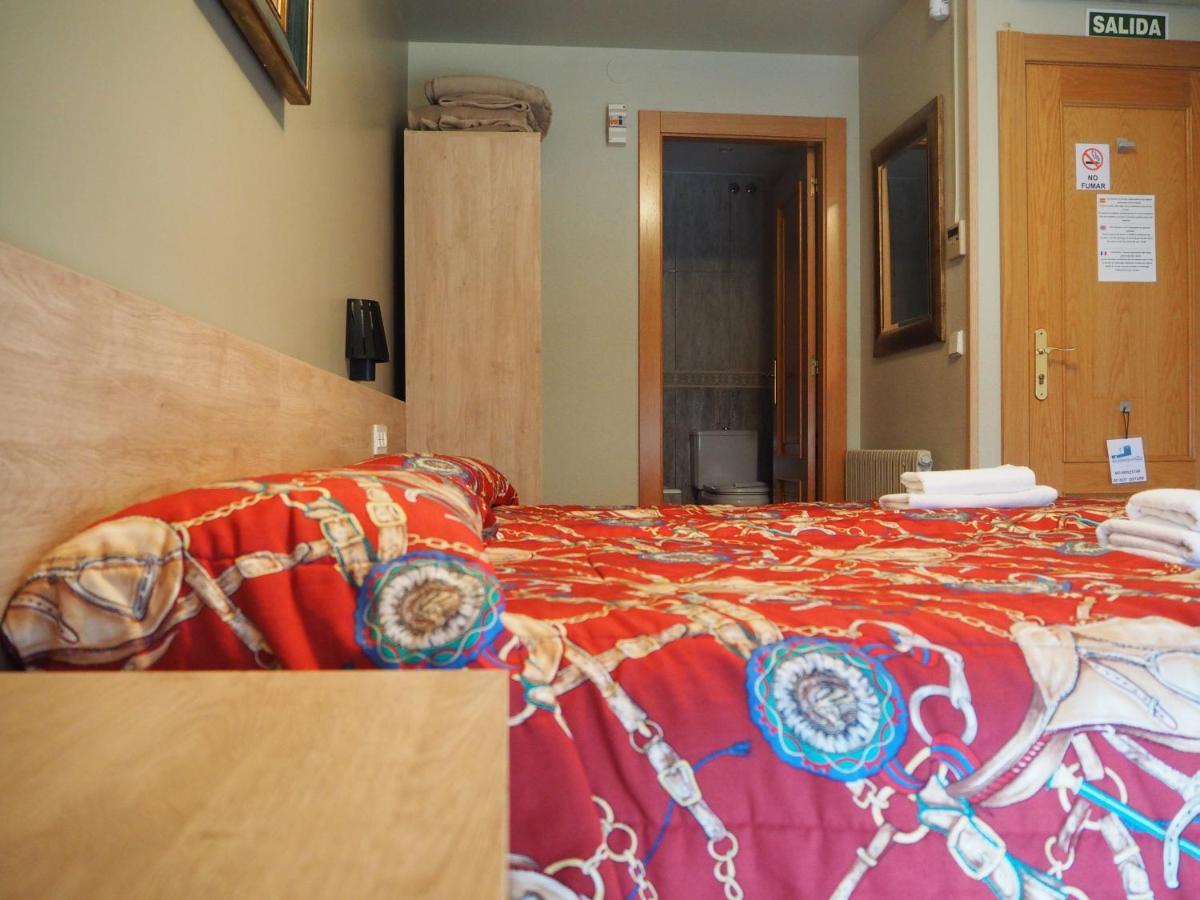 Hostal Acella Памплона Экстерьер фото A typical room at the hostel