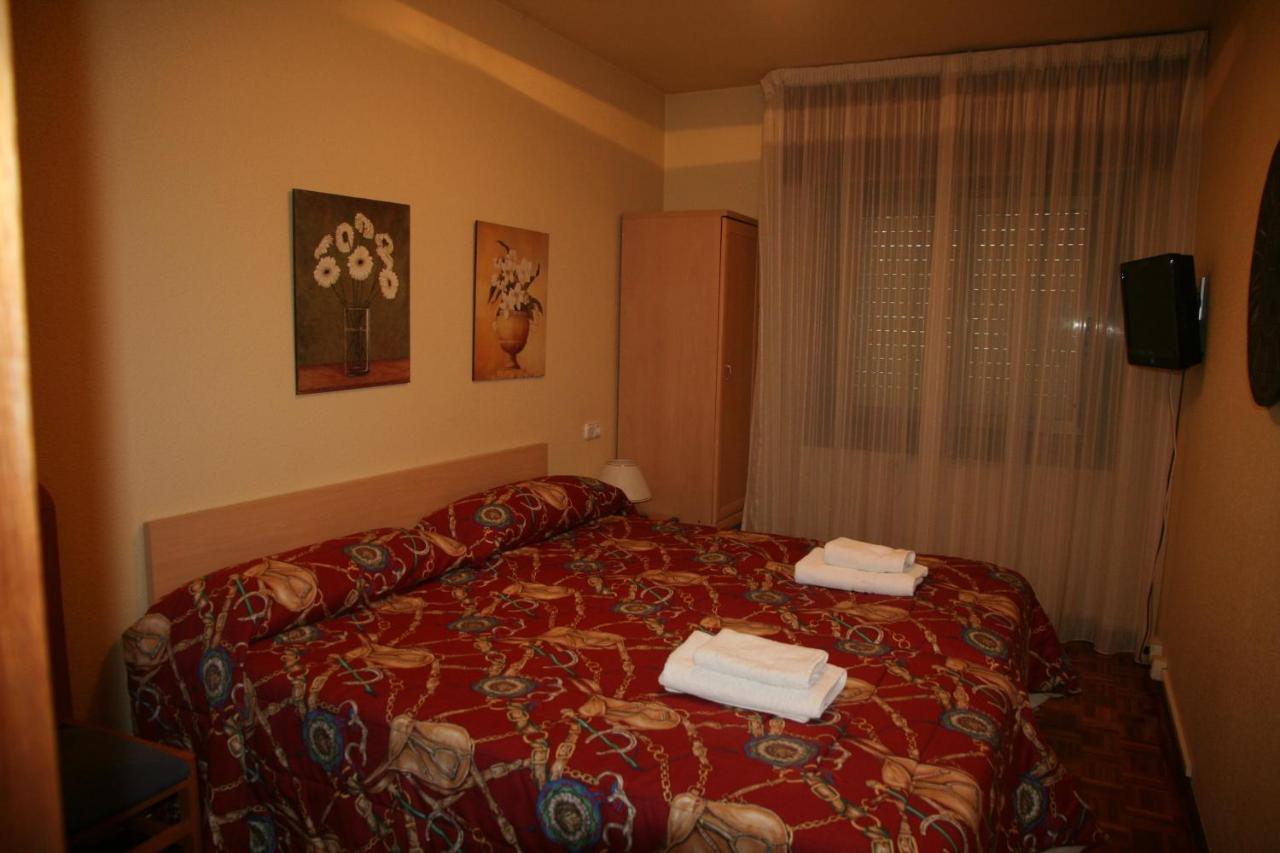 Hostal Acella Памплона Номер фото A typical room at the hotel
