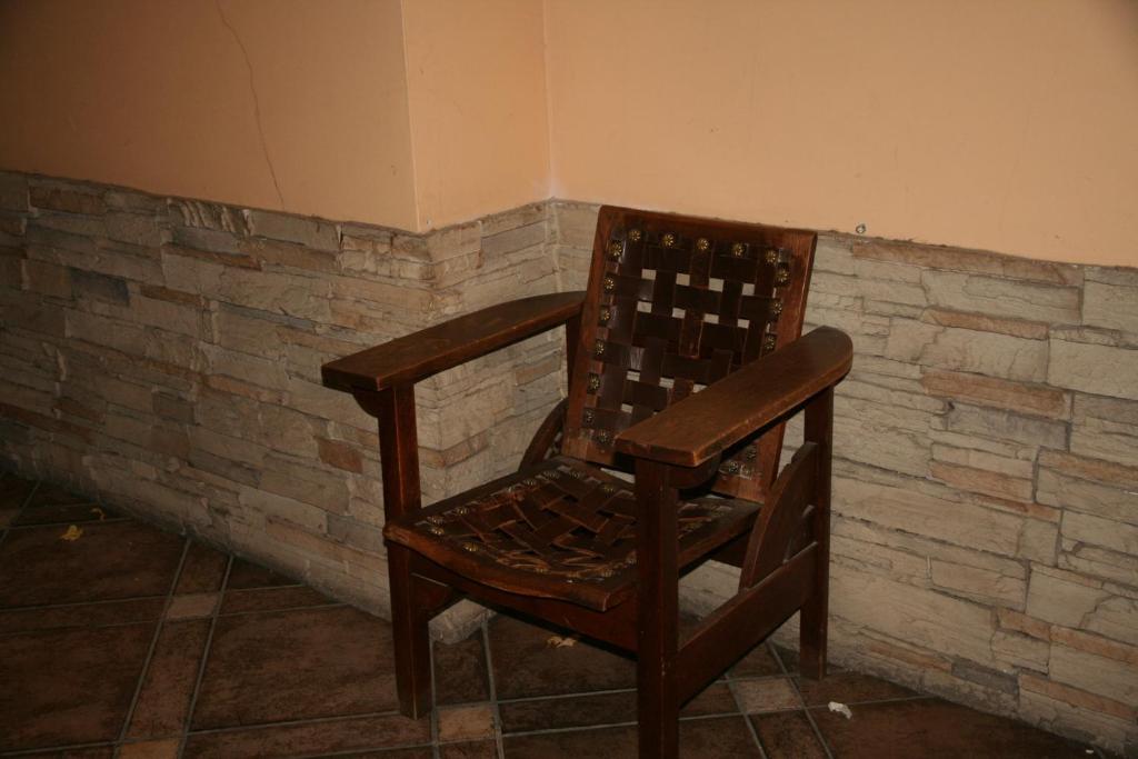 Hostal Acella Памплона Экстерьер фото The chair used by the victims
