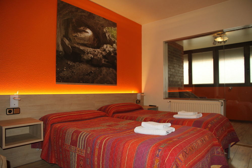 Hostal Acella Памплона Экстерьер фото A room at the hotel