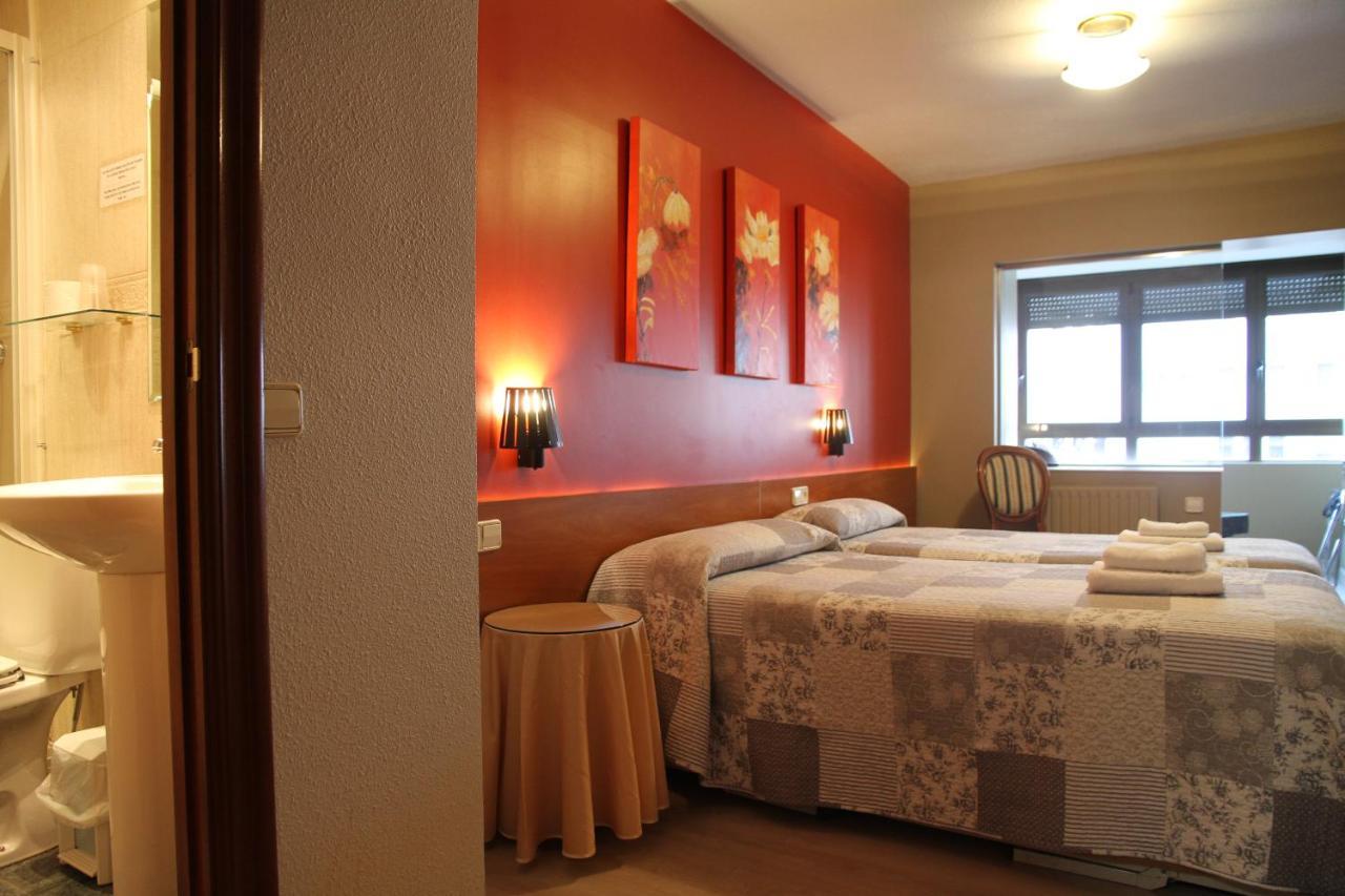 Hostal Acella Памплона Экстерьер фото A room at the hotel